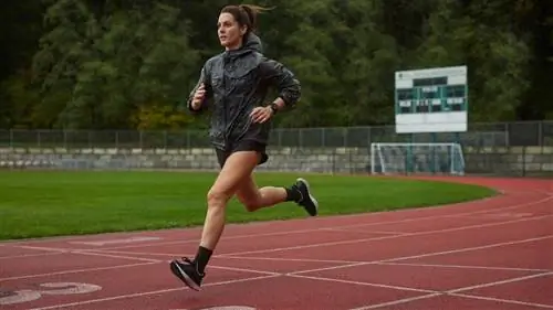 Женщина бежит по дорожке в Garmin Forerunner 255