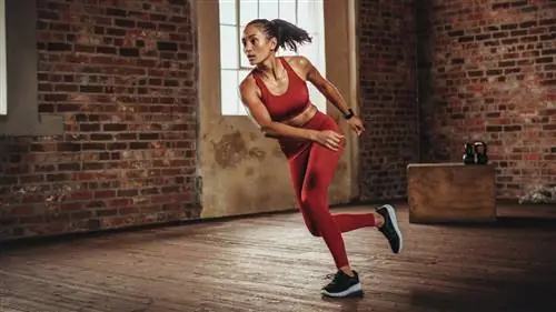 Женщина выполняет прыжок фигуриста