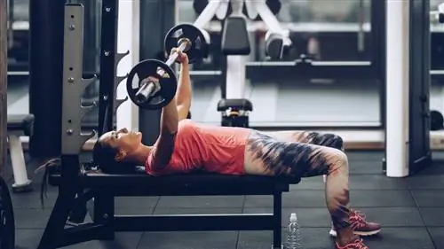 Женщина выполняет жим лежа