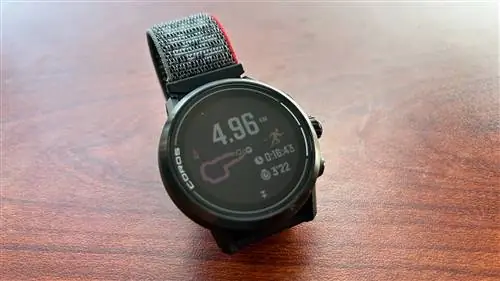 Coros Apex 2 на столе, показывающий экран после запуска