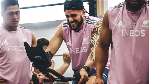 Все черные игроки тренируются на ваттбайках.