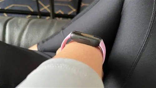 Fitbit Inspire 3 на запястье, вид сбоку: видны зазоры между корпусом и ремешком