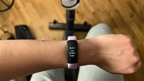 Fitbit Inspire 3 отслеживает упражнения, показывая частоту пульса в зоне сжигания жира