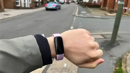 Fitbit Inspire 3 на запястье