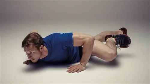 Человек-паук отжимается