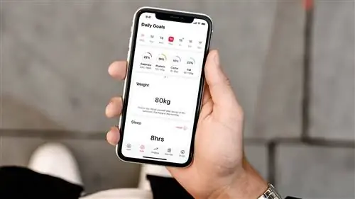 Приложение по питанию UP Fitness Transform на смартфоне, который держится в руке человека