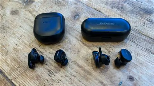 Наушники и футляр Bose QuietComfort Earbuds II рядом с вкладышами и футляром Bose Sports Earbuds