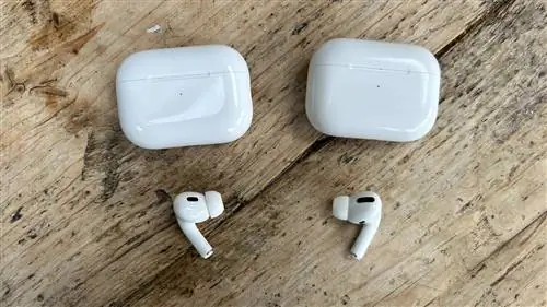Бутон и чехол для Apple AirPods Pro 2 рядом с оригинальным наушником и чехлом для AirPods Pro Бутон и чехол для Apple AirPods Pro 2 рядом с оригинальным наушником и чехлом для AirPods Pro