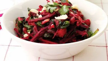 Карри из красного мангольда и свеклы с кориандром Карри из красного мангольда и свеклы с кориандром