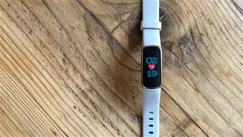Фитнес-трекер Fitbit Luxe на деревянном столе