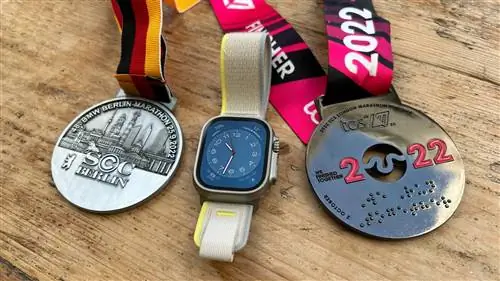 Медаль Берлинского марафона, Apple Watch Ultra, медаль Лондонского марафона в ряд Медаль Берлинского марафона, Apple Watch Ultra, медаль Лондонского марафона в ряд
