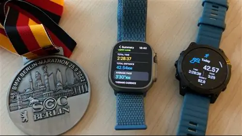 Медаль Берлинского марафона, Apple Watch Ultra, Garmin Epix 2 в ряд Медаль Берлинского марафона, Apple Watch Ultra, Garmin Epix 2 в ряд