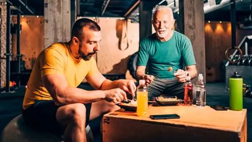 Мужчины едят в спортзале