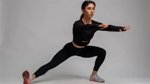 Казачье приседание, объясненное главным тренером Barry’s Bootcamp