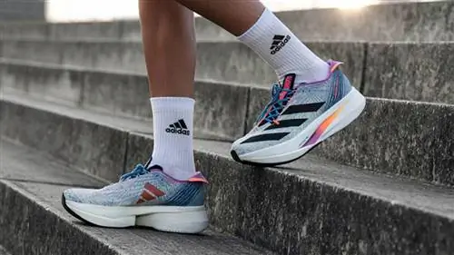 Элиты не могут участвовать в гонках в новых карбоновых туфлях Adidas Adizero Prime X со струнами, но вы можете