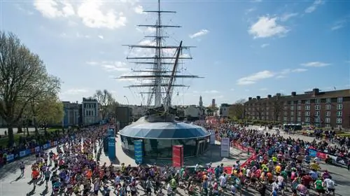 Бегуны вокруг Катти Сарк на Лондонском марафоне