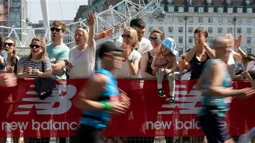 Используйте приложение London Marathon Tracker, чтобы следить за бегуном