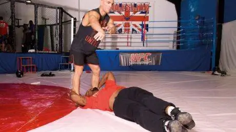 Тренер по силовой и физической подготовке Зак Лайт и Куинтон «Рэмпейдж» Джексон выполняют отжимание ногой вниз.