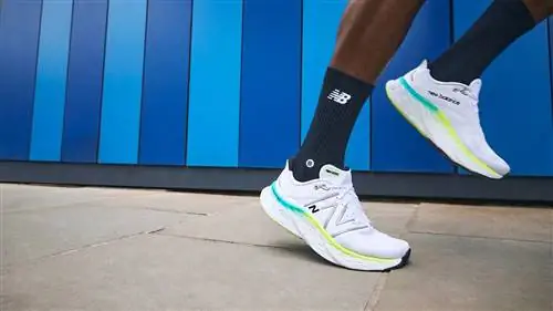 Крупный план ступней и ног бегуна в New Balance Fresh Foam X More v4. Крупный план ступней и ног бегуна в New Balance Fresh Foam X More v4.