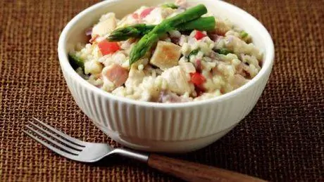 Ризотто с курицей и беконом и овощами