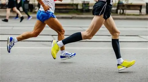 Крупный план ног двух бегунов.