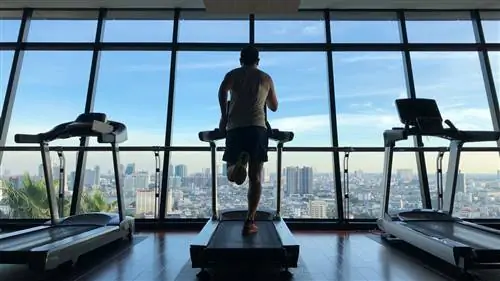 Человек, бегущий на беговой дорожке