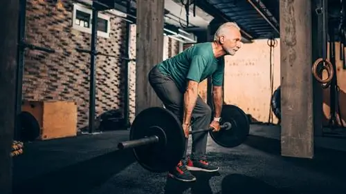 Мужчина выполняет румынскую становую тягу