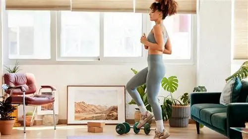 Женщина бегает на месте дома в качестве разминки