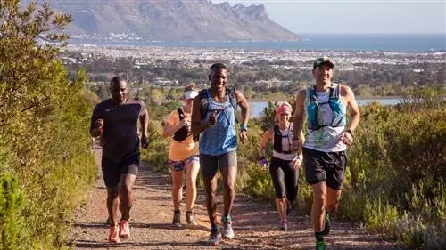 Бегуны в жилетах для гидратации