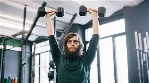 Группа людей в очереди делает отжимания