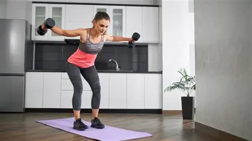 Женщина делает обратный полет на кухне