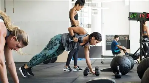 Завершите неделю сильным с помощью этой тренировки EMOM в стиле CrossFit