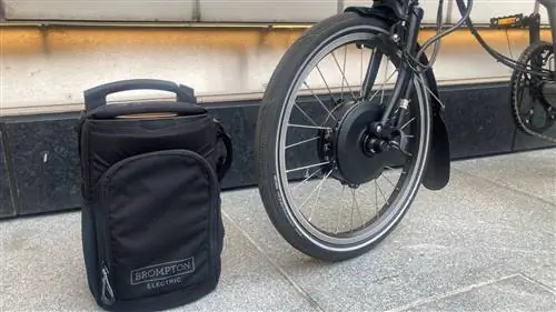 Двигатель и аккумуляторная батарея Brompton Electric P Line, установленные на передних колесах Двигатель и аккумуляторная батарея Brompton Electric P Line, установленные на передних колесах