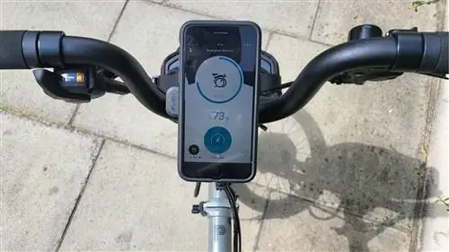Brompton Electric P Line и телефон, установленные на руле, с отображением приложения Brompton. Brompton Electric P Line и телефон, установленные на руле, с отображением приложения Brompton.