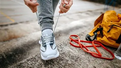 Группа сопротивления лежит рядом с мужчиной, завязывающим шнурки