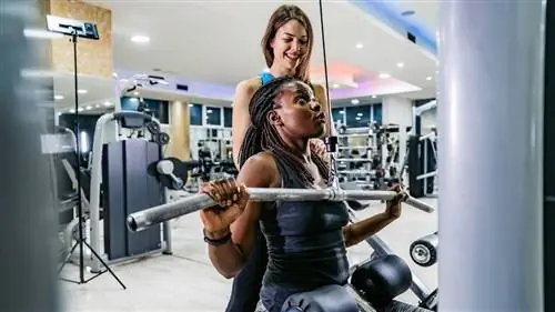 Эта тренировка для спины для начинающих действительно предназначена для новичков – не требуется полное подтягивание