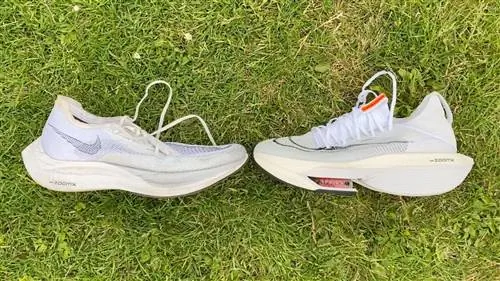 Nike Air Zoom Vaporfly NEXT% 2, слева; и Nike Air Zoom Alphafly NEXT% 2, справа Nike Air Zoom Vaporfly NEXT% 2, слева; и Nike Air Zoom Alphafly NEXT% 2, справа