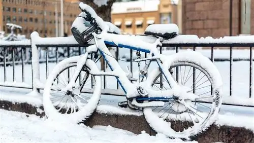 Велосипед покрытый снегом Велосипед покрытый снегом