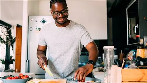 Мужчина готовит