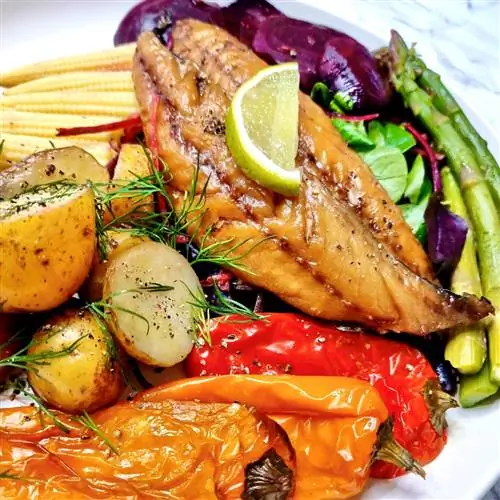 Копченая скумбрия с оранжевым тмином и салатом «Бистро»