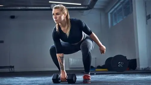 Эта тренировка суперсета с гантелями поможет развить спортивную силу