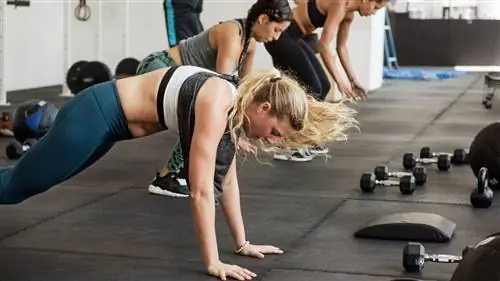 Группа делает берпи