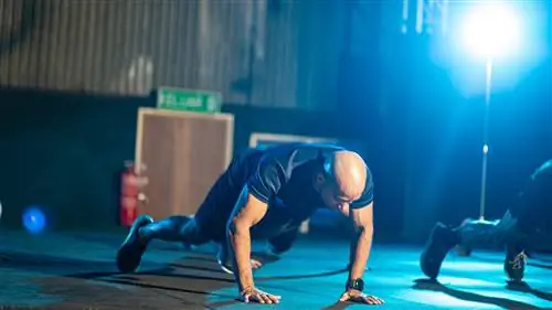 Мужчина выполняет берпи