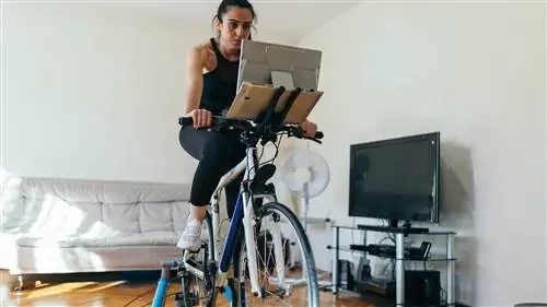 Женщина катается на подключенном турботренажере