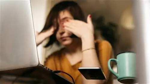 Женщина трет глаза