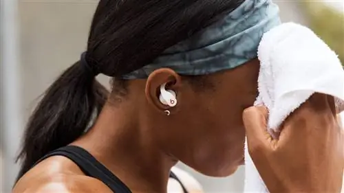 Крупный план Beats Fit Pro в ухе