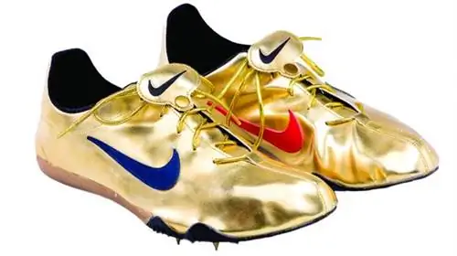 Золотые кроссовки Nike для бега