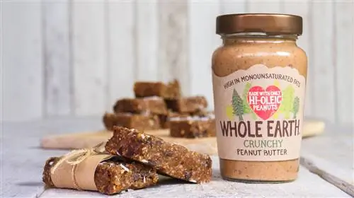 Батончик арахисового масла рядом с банкой арахисового масла Whole Earth