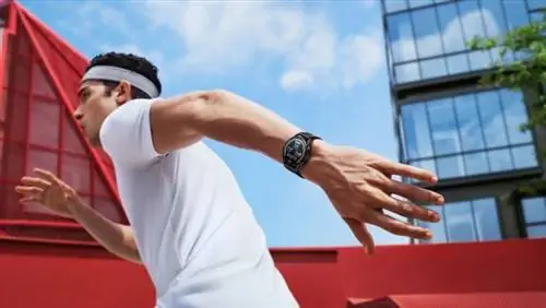 huawei-watch-gt-3-46mm-носимый мужчиной-бегуном huawei-watch-gt-3-46mm-носимый мужчиной-бегуном