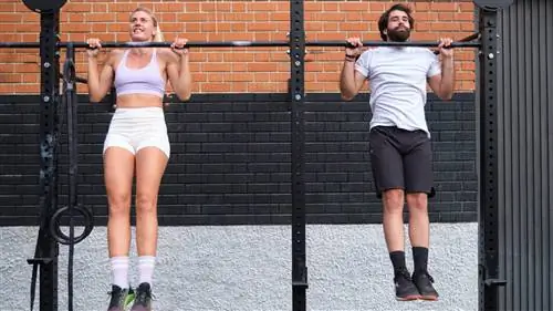 Женщина и мужчина подтягиваются